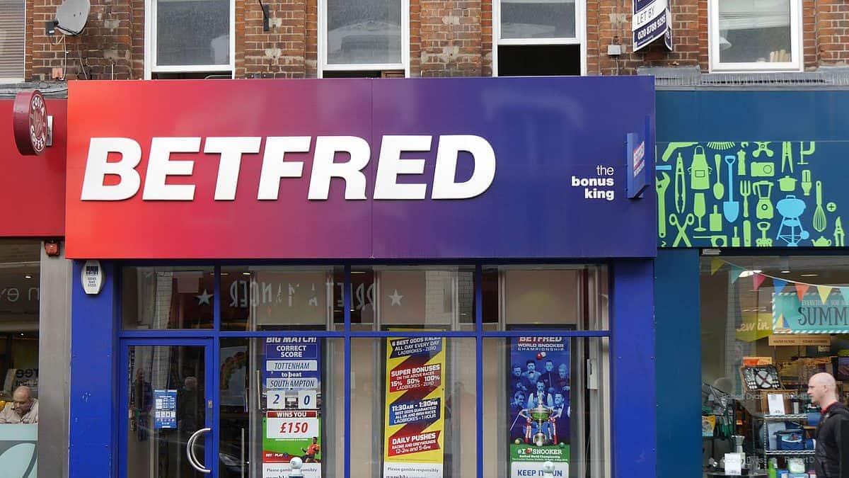 -5cb6e0fc9f491–5cb6e0fc9f50bBetfred,_Putney,_London.JPG
