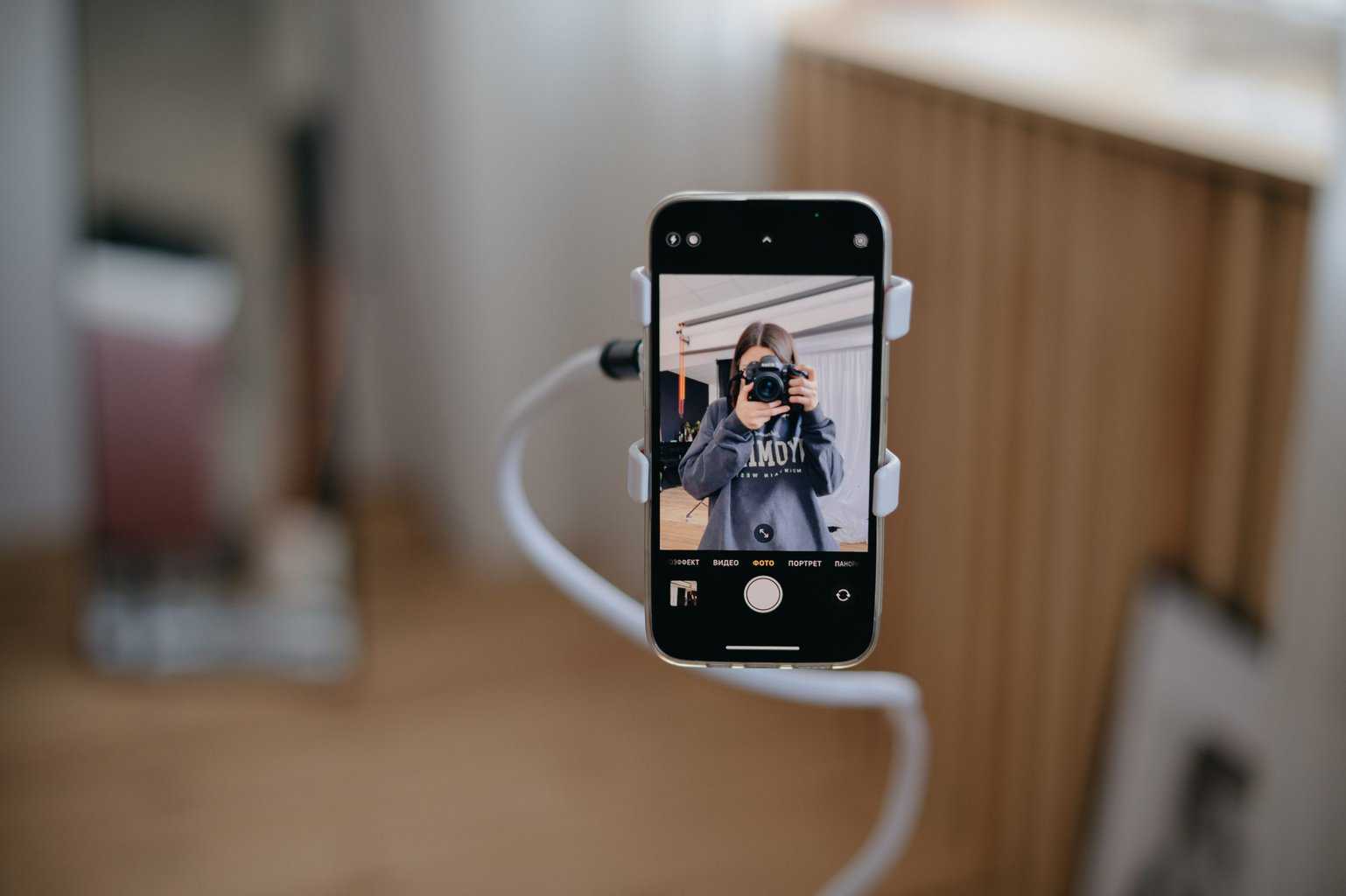 phone-in-phone-holder-making-video-or-photo-soci-2022-11-16-18-40-20-utc